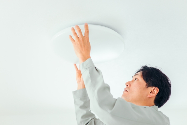 電気/照明を点検する作業員