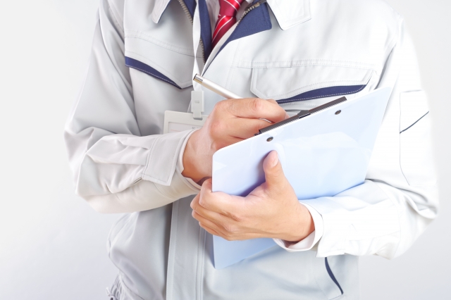 チェックシートを持っている作業員