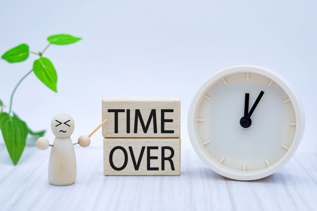 タイムオーバーと書かれたブロック