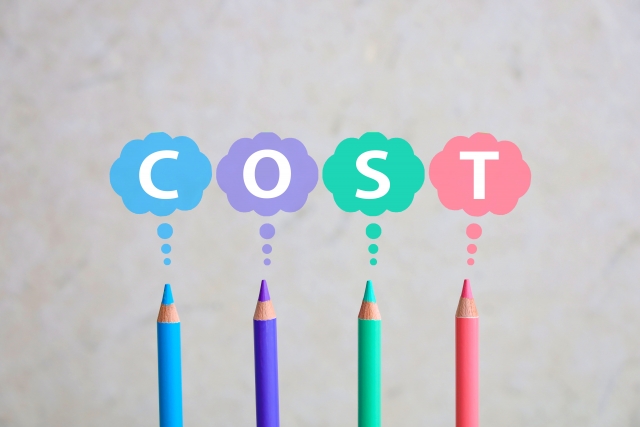 コストの文字と色鉛筆