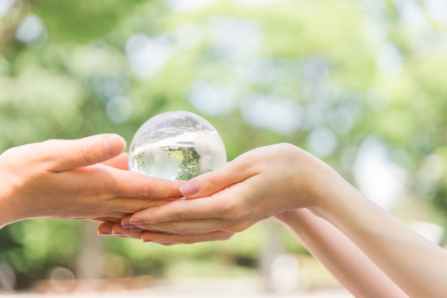 サステナブルのイメージ 緑とガラスの地球