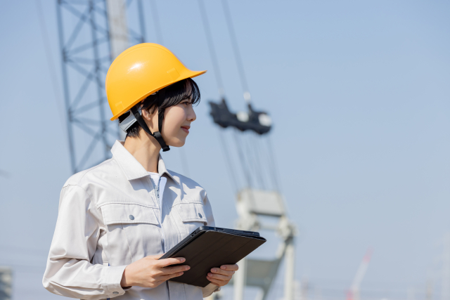 建設現場を管理をしている女性