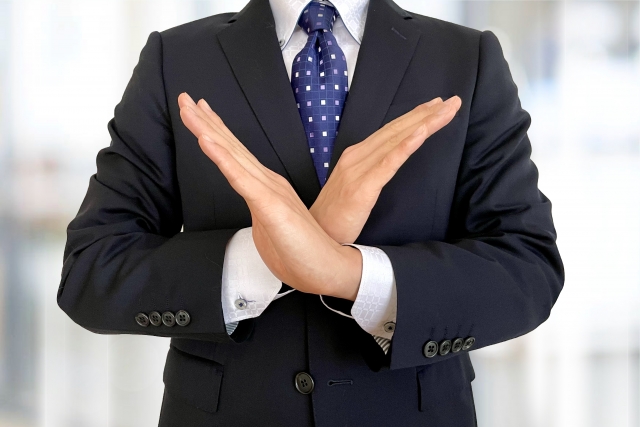 バツを示すビジネスマン