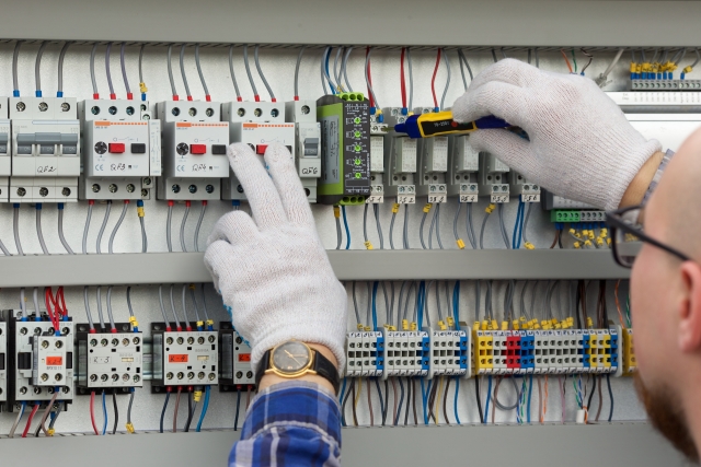 電気工事をする作業員