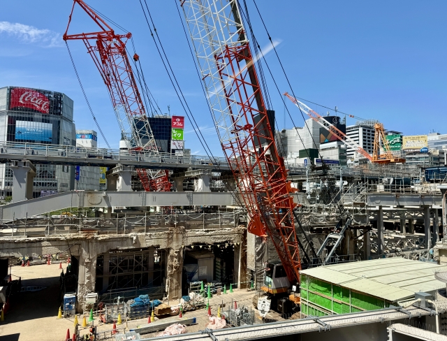 大規模な建設現場の様子