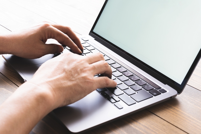 ノート型パソコンと男性