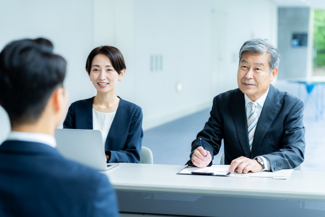 面接する男性