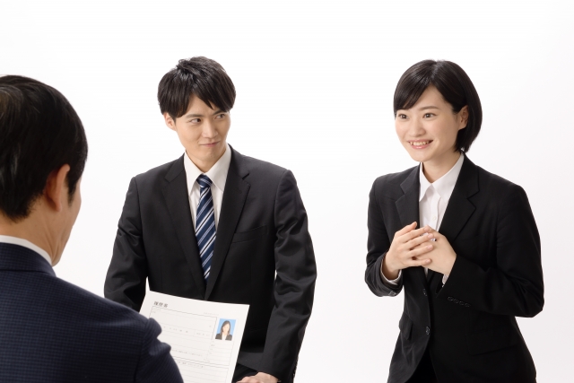 面接で自己PRをする女性