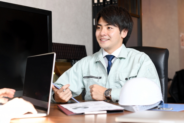 仕事中の施工管理職の男性