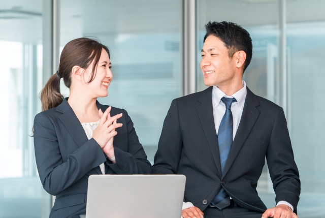上司に相談する女性