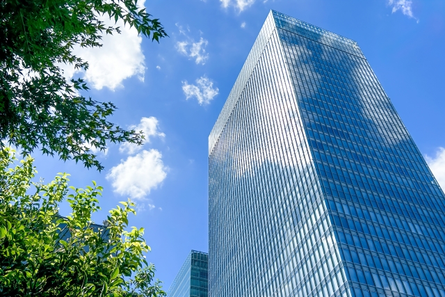 大企業を連想させる高層ビル