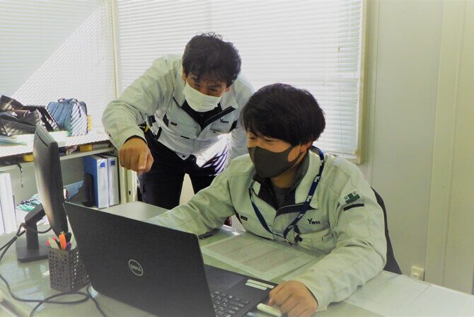 オフィスで相談する社員