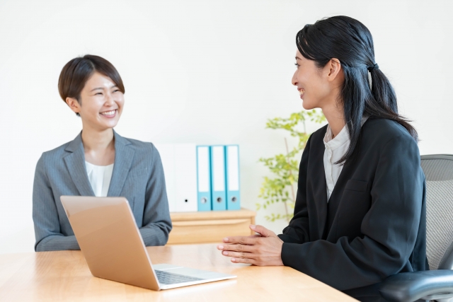 エージェントと面談している女性