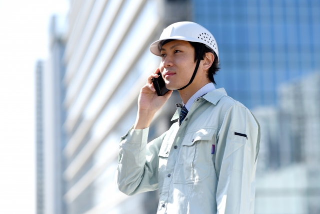 電話をするビジネスマン