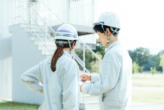 現場で打ち合わせをする作業員