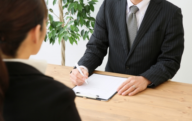 学生と面接する社員