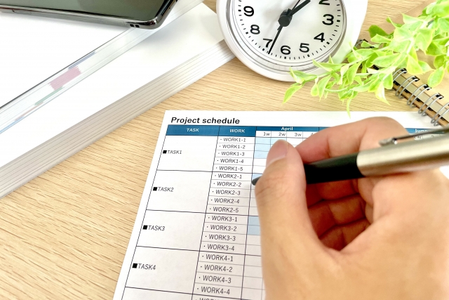 工程管理表に書き込んでいる手元