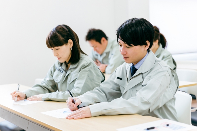 研修を受ける作業員