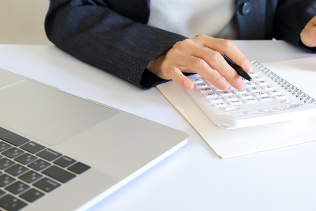 電卓をたたいている手元