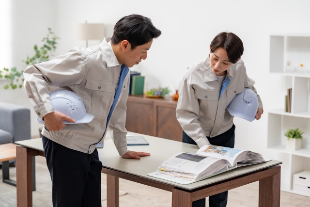 室内で相談する作業員