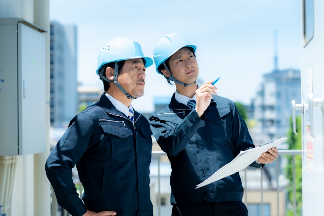 現場で会話する作業員