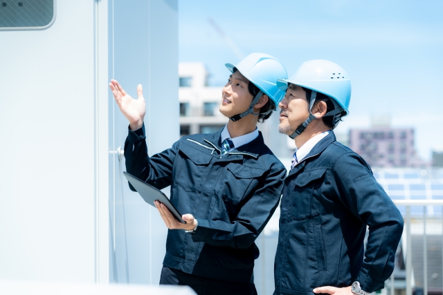 現場を見上げる作業員
